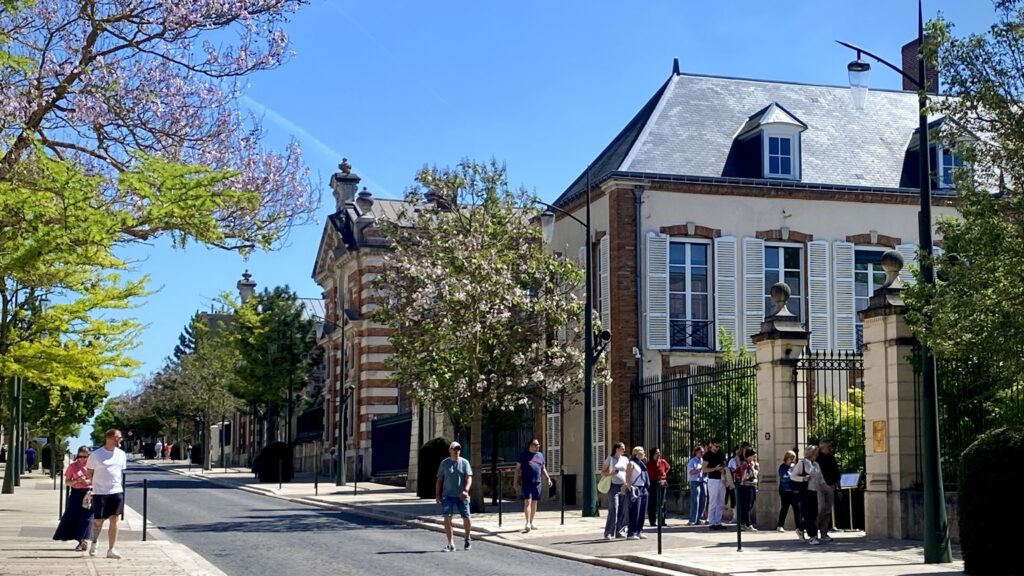 Visitors walking along Avenue de Champagne in Épernay, home to Champagne tasting rooms and historic houses