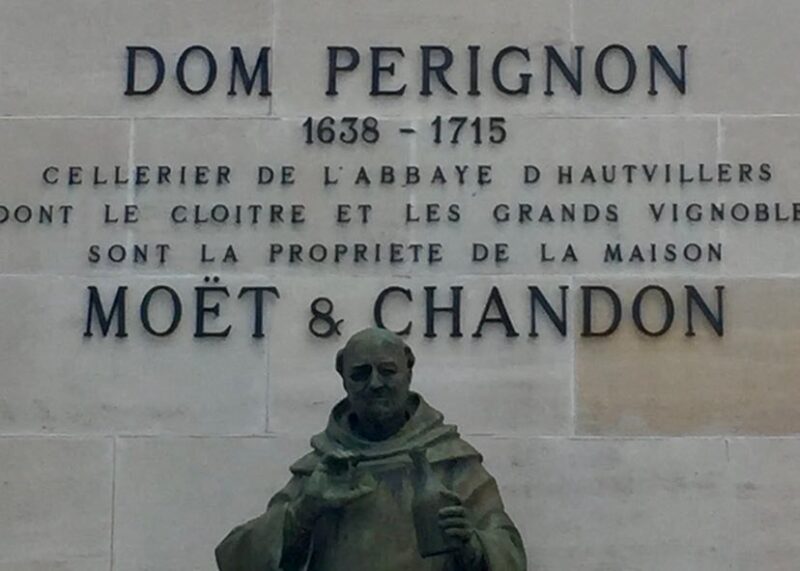 モエ・エ・シャンドン本社にあるドン・ペリニヨンの銅像