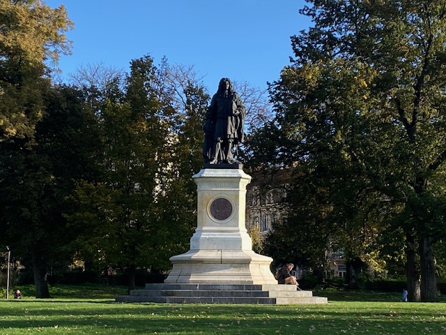 ランス駅前にあるコルベール像 (la statue de Jean-Baptiste Colbert, Reims, France)
