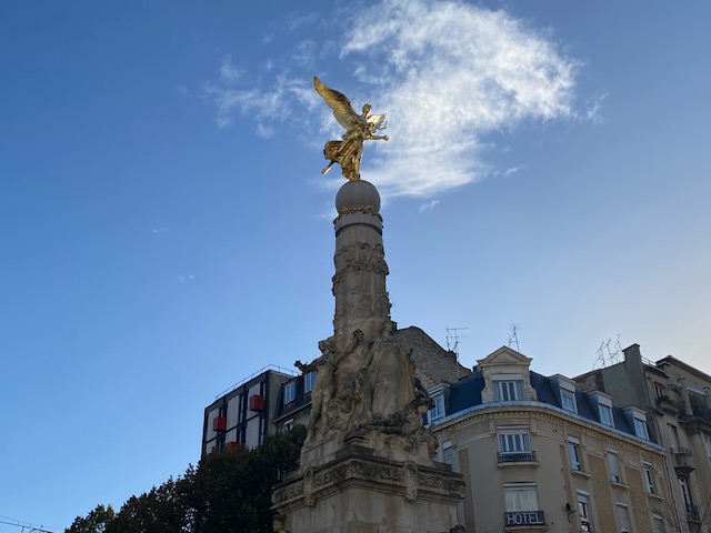 ランス市街デルロン広場のシンボル、シュベの泉に立つ「有翼の勝利の女神像」(La victoire ailée de bronze à la Fontaine Subé, Reims, France)
