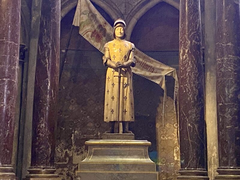 ランス・ノートルダム大聖堂内のジャンヌ・ダルク像（Jeanne d'Arc, Cathedrale de Notre Dame de Reims）